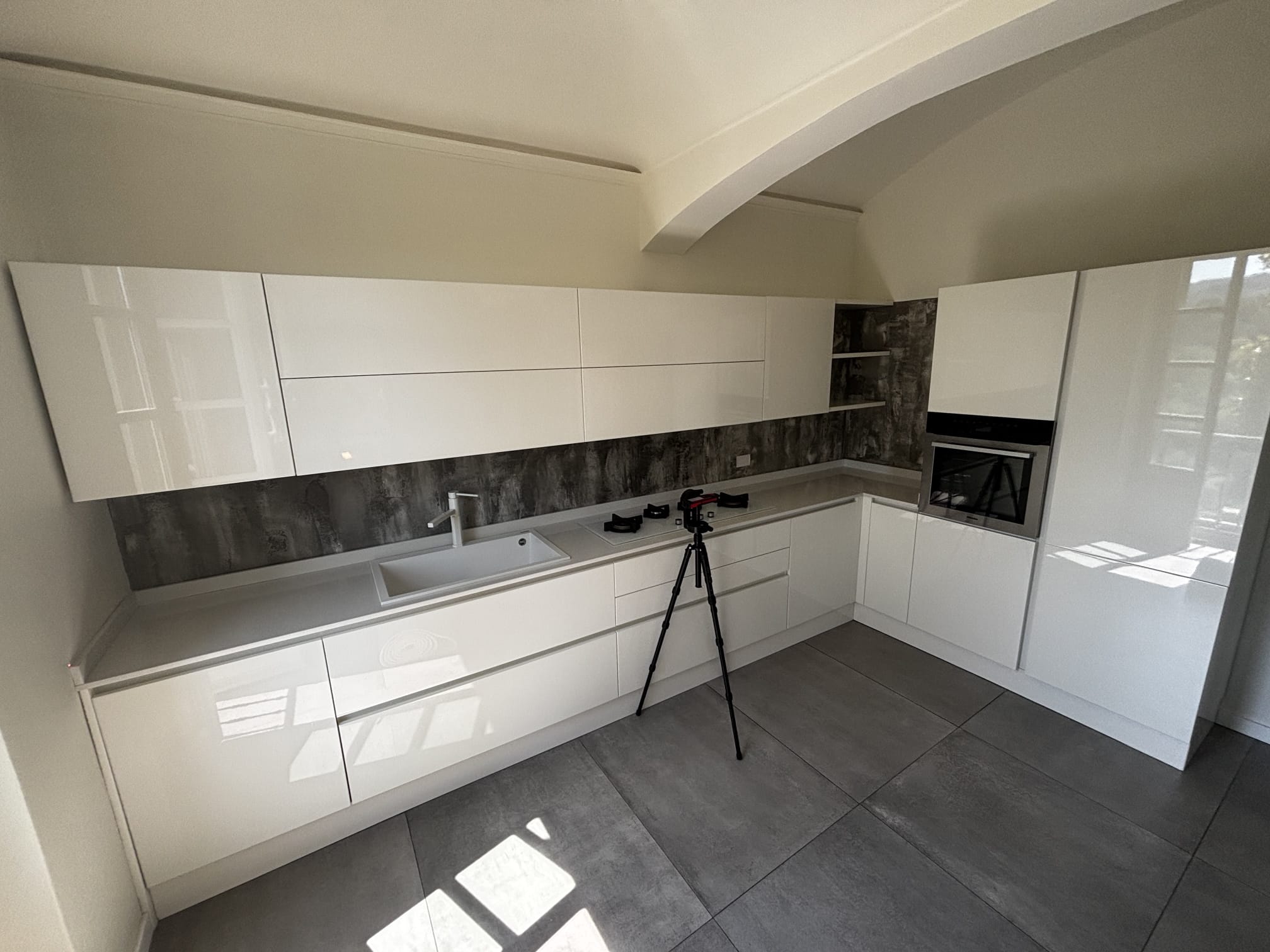 Rilievo tecnico digitale tridimensionale di un ambiente cucina per la posa di un top.