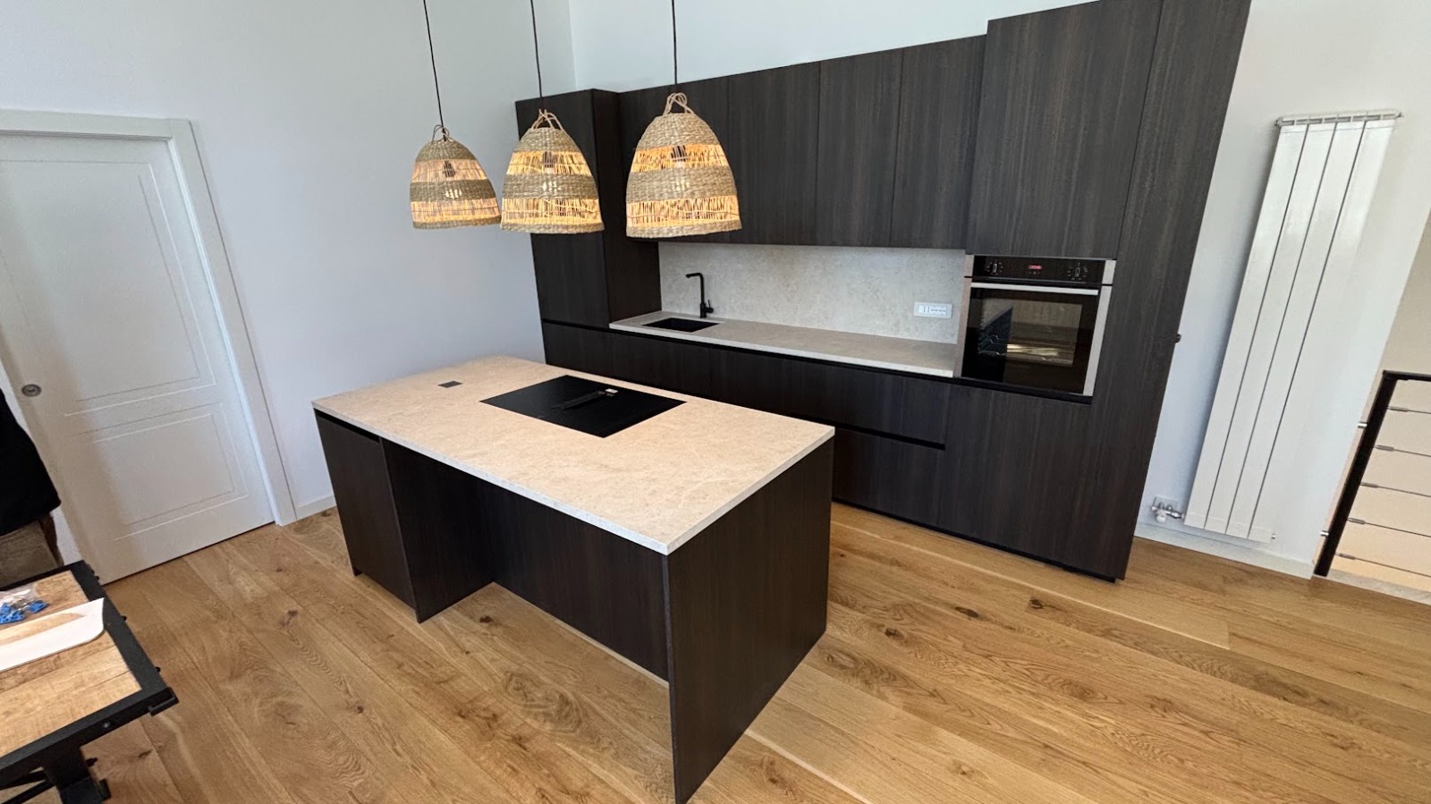 Cucina moderna con isola e piano di lavoro in gres porcellanato Atlas Plan Nyra Hay